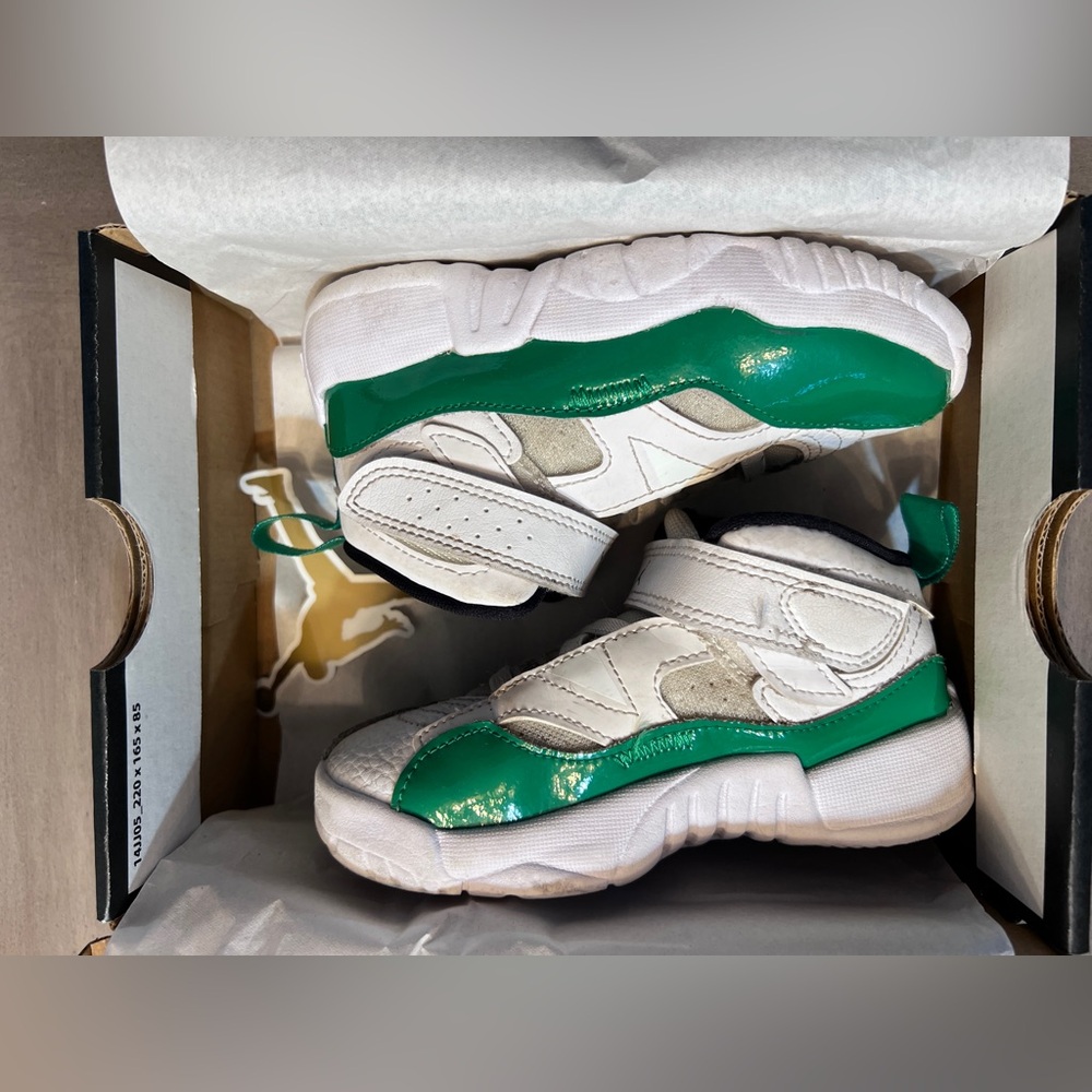 Jordan jumpman two Trey boys green and white size 9c with box B1G1 50% off